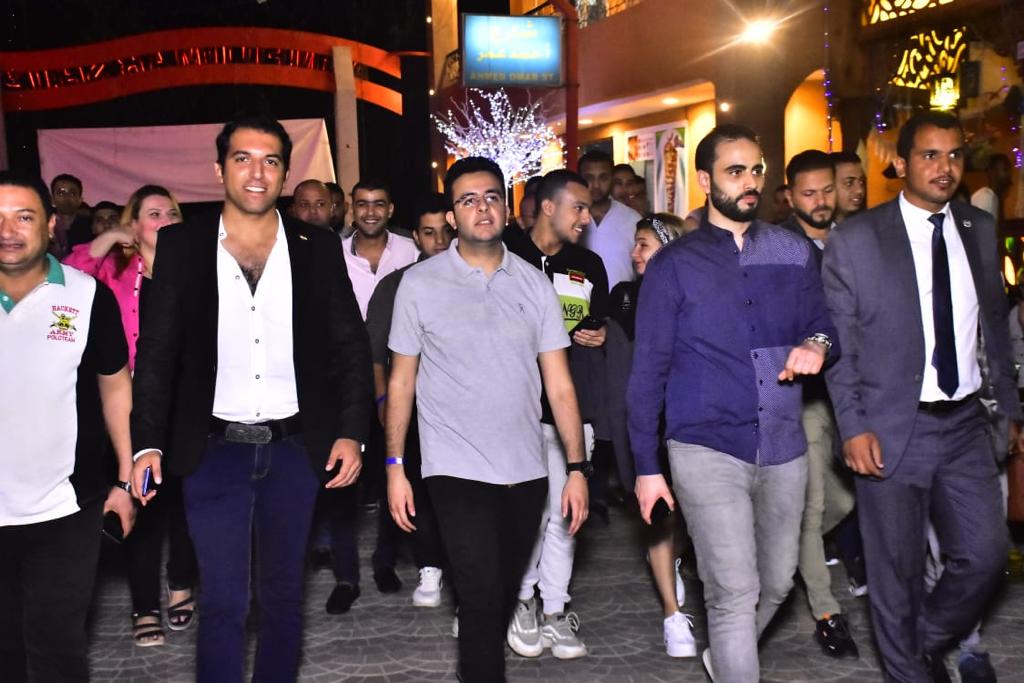 محافظ جنوب سيناء يستعرض المدن السياحية فى شرم الشيخ لشباب 