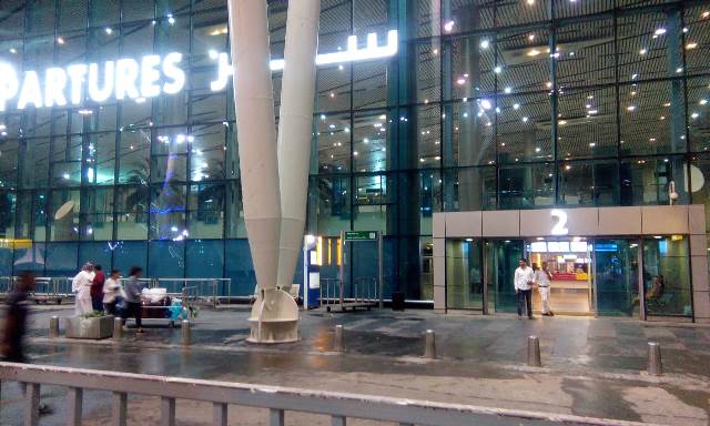 بالصور.. انتظام حركة السفر والوصول بمطار القاهرة.. ولا صحة لما يتداوله السوشيال ميديا