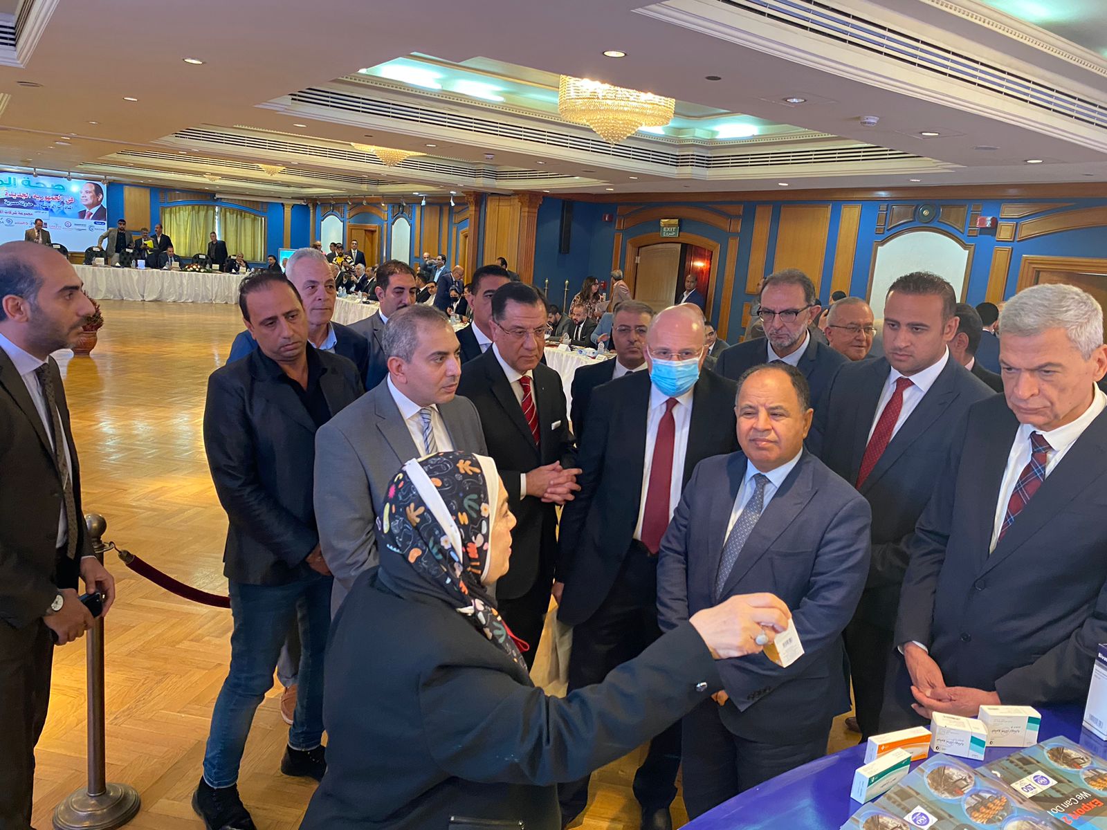 بالصور.. وزير المالية يشهد افتتاح معرض شركة «اكديما للدواء» 