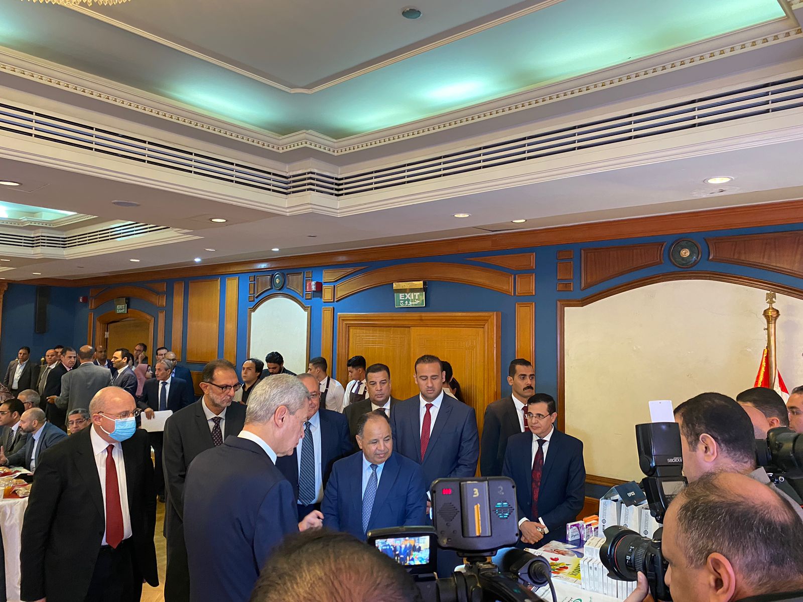 بالصور.. وزير المالية يشهد افتتاح معرض شركة «اكديما للدواء» 