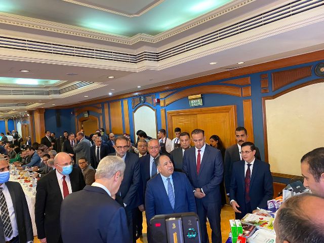 بالصور.. وزير المالية يشهد افتتاح معرض شركة «اكديما للدواء» 