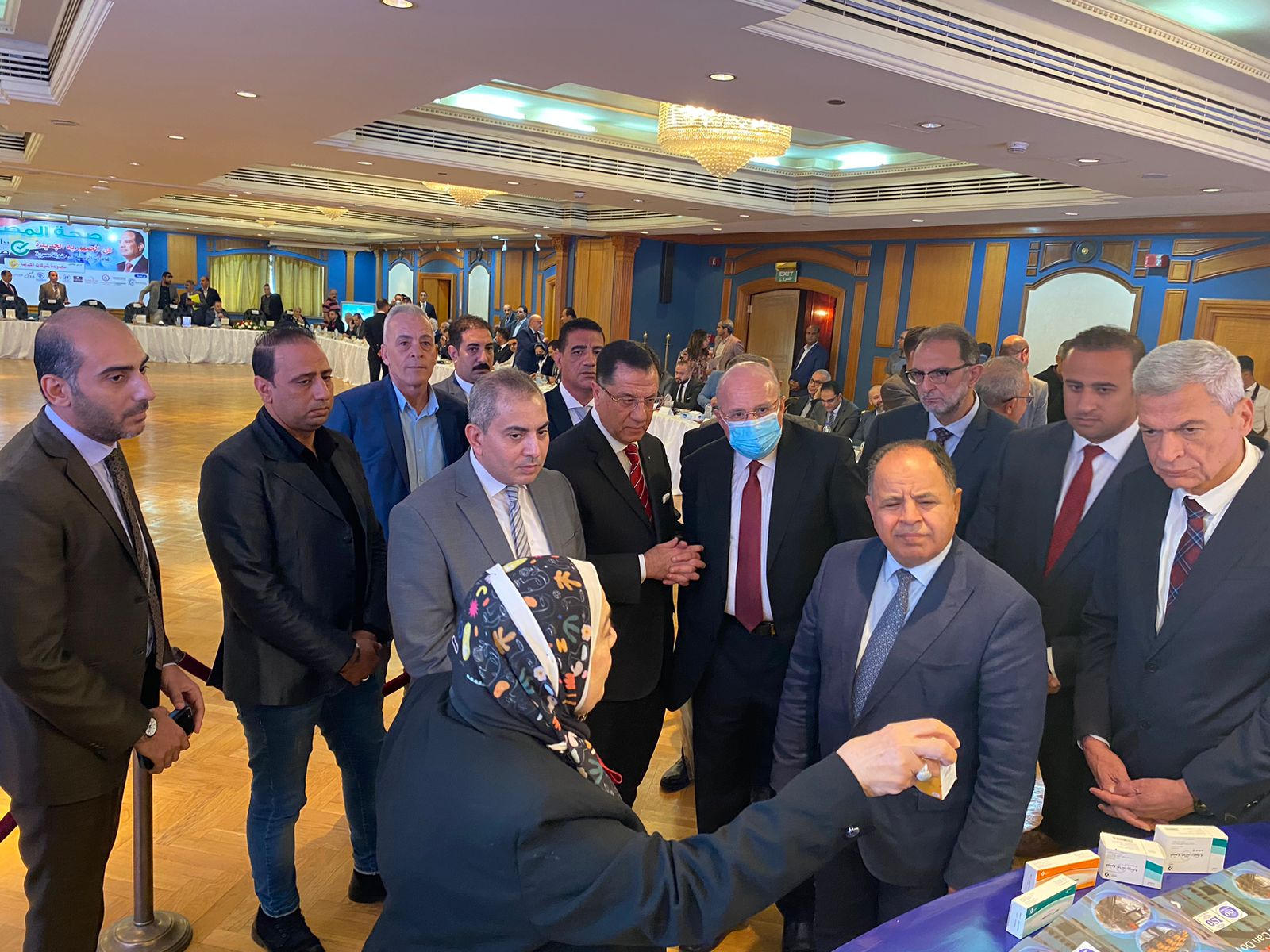 بالصور.. وزير المالية يشهد افتتاح معرض شركة «اكديما للدواء» 