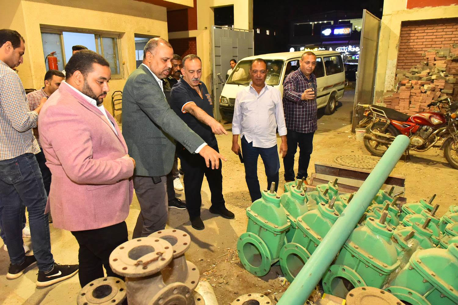 محافظ أسيوط يتفقد محطة رفع صرف صحي نائلة خاتون بحي غرب 