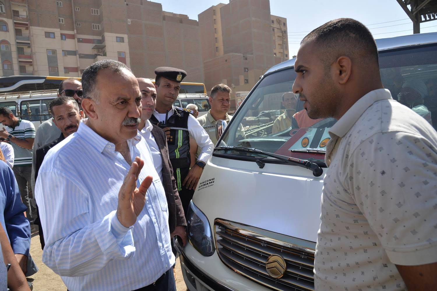 محافظ أسيوط في جولة مفاجئة على مواقف السرفيس 