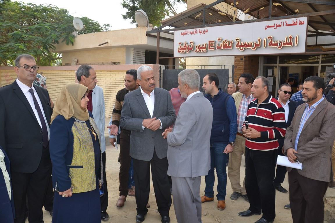 محافظ السويس يزور اللغات الأنجليزية للإطمئنان على عمليات التطهير