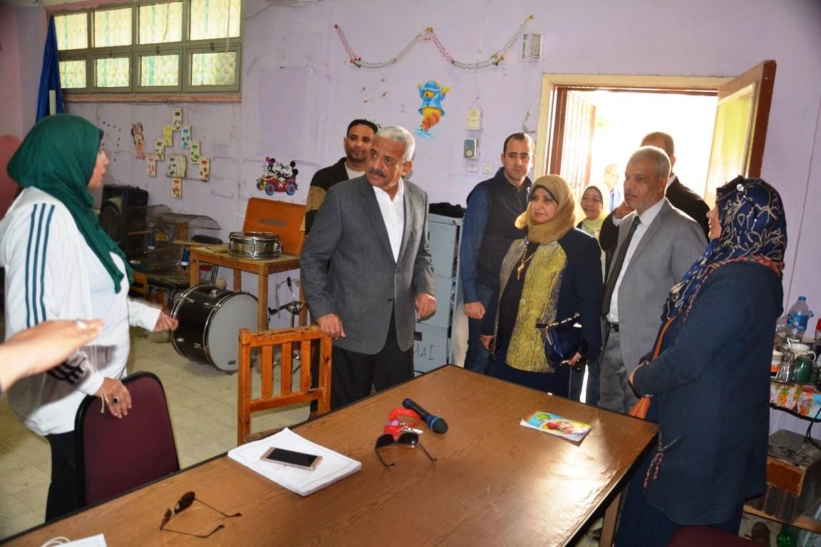 محافظ السويس يزور اللغات الأنجليزية للإطمئنان على عمليات التطهير