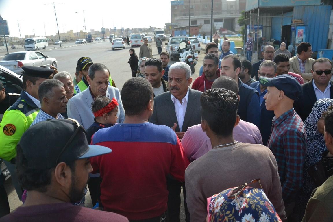 محافظ السويس يزور اللغات الأنجليزية للإطمئنان على عمليات التطهير