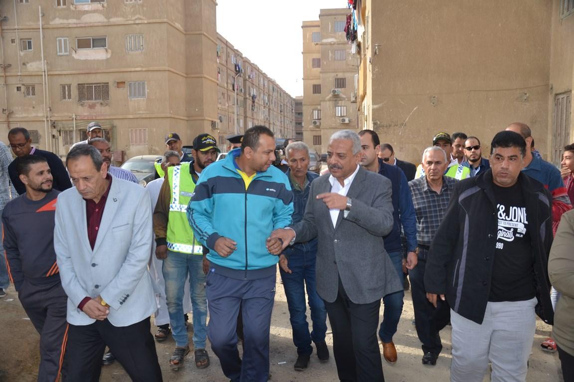 عبد المجيد صقر محافظ السويس خلال المتابعة