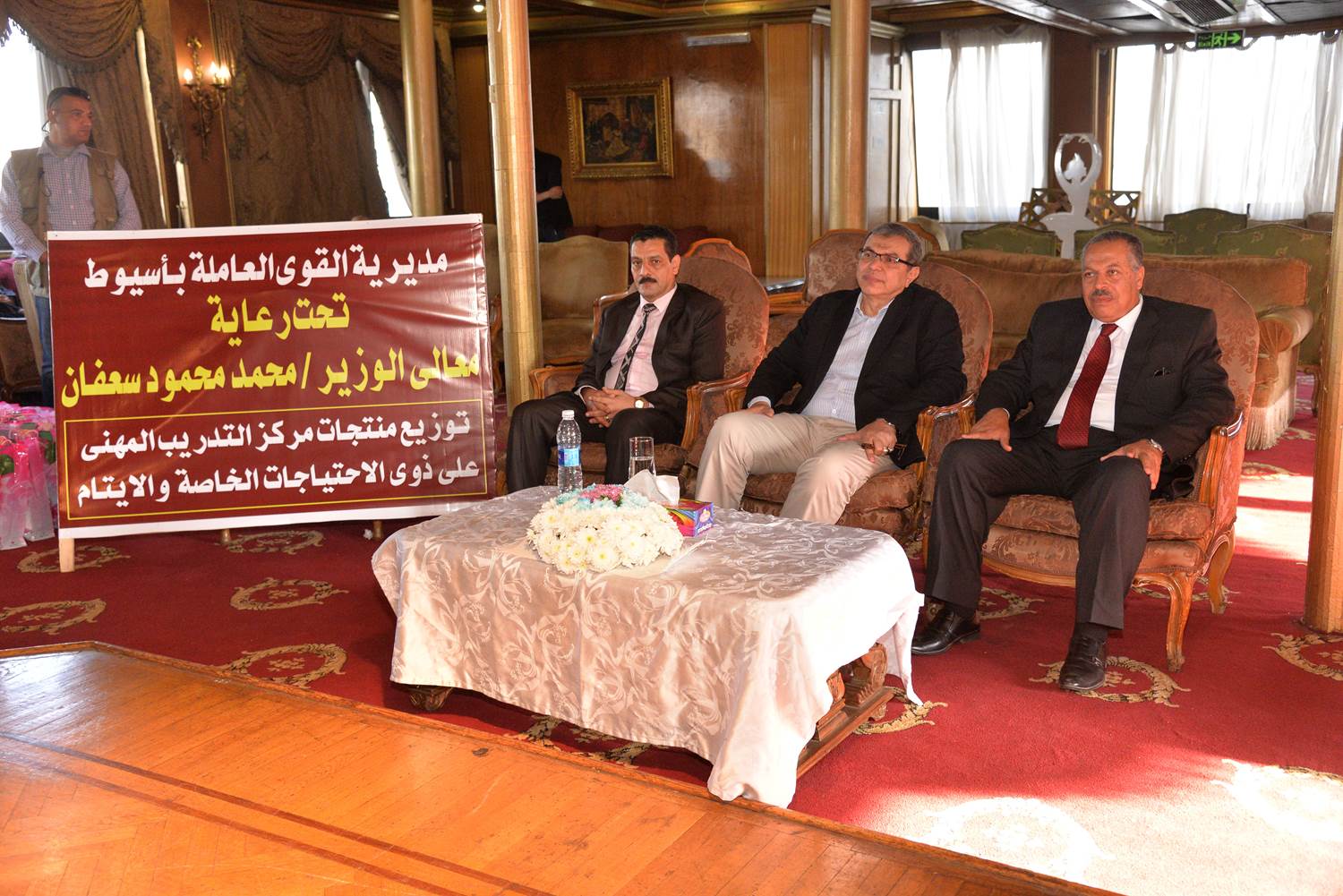 وزير القوى العاملة يوزع منتجات التدريب المهني على الأسر المحتاجة بأسيوط ..صور