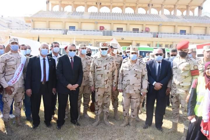 محافظ الشرقية وقائد قوات الدفاع الشعبي والعسكري يتفقدان معسكر الإيواء
