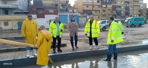 ترحيب المواطنين بمجهودات وتواجد رجال الأحياء والمرور رغم الأمطار الشديدة بالاسكندرية