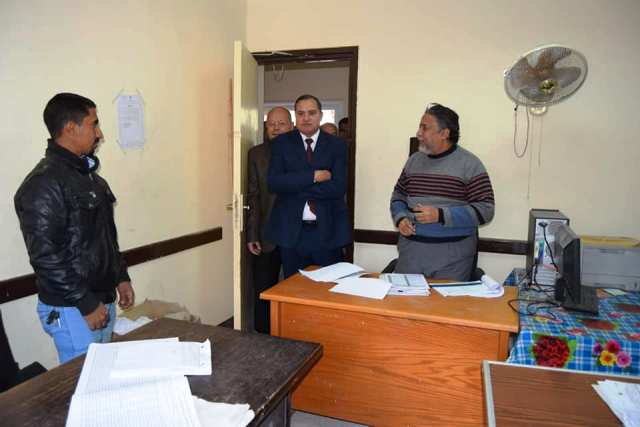 رئيس جامعة سوهاج يتابع العمل داخل المطعم المركزى بالمستشفى الجامعى..صور