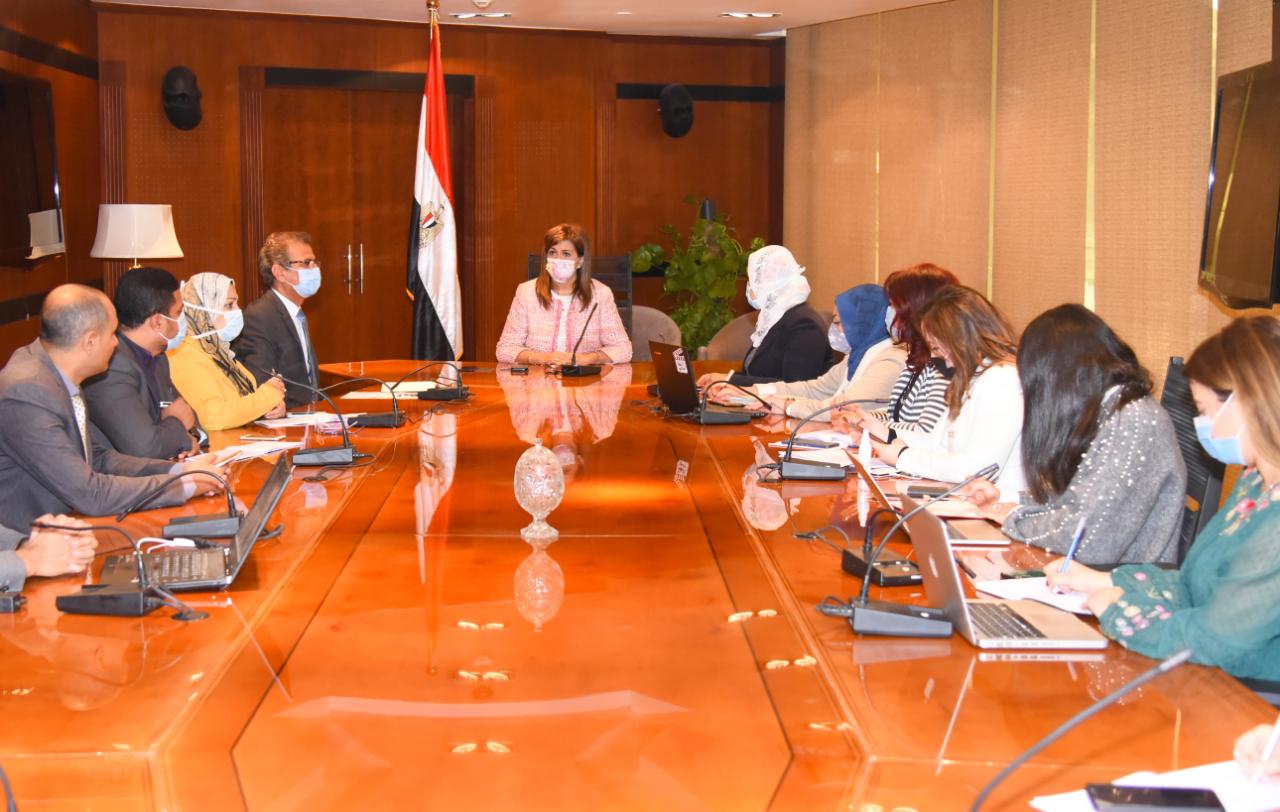 وزيرة الهجرة تتابع موقف العالقين بالخارج