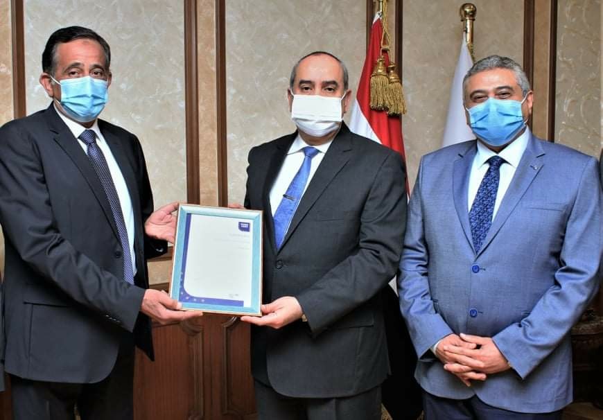 وزير الطيران المدني يتسلم تجديد اعتماد شهادة الأيزو 2015:9001  لسلطة الطيران المدني المصرية.. صور