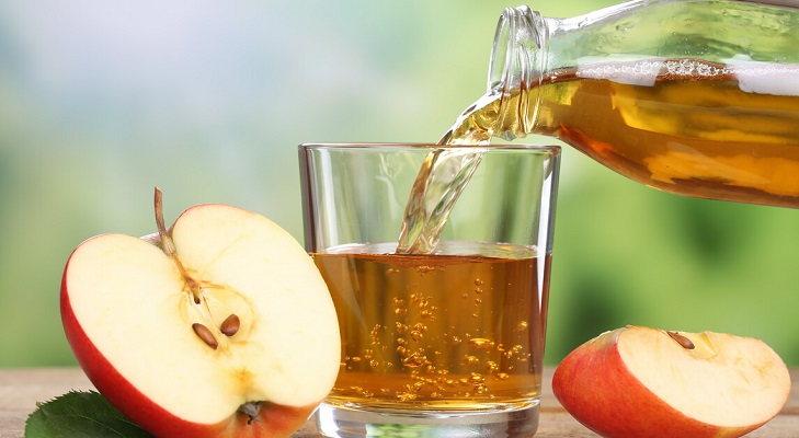 طريقة تحضير عصير التفاح الطبيعي في المنزل وفوائده الصحية 