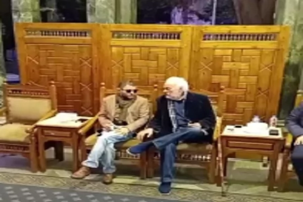 ابناء الفيشاوى يستقبلان عزاء والدتهم سمية الالفى بمسجد عمر مكرم 