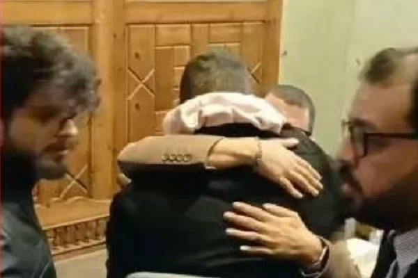 بكاء هستيري يجمع احمد وعمر الفيشاوى فى عزاء والدتهما 