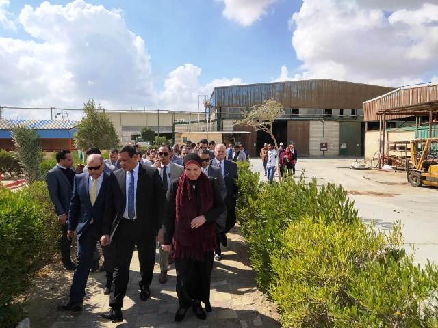 امنه و نيفين بحثان تعزيز المشروعات المتوسطة بوادى النطرون