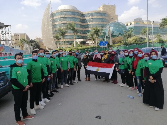 طلاب الطب والخدمة الاجتماعية ببنها يوزعون الهدايا على مرضى مستشفى 57 لعلاج السرطان