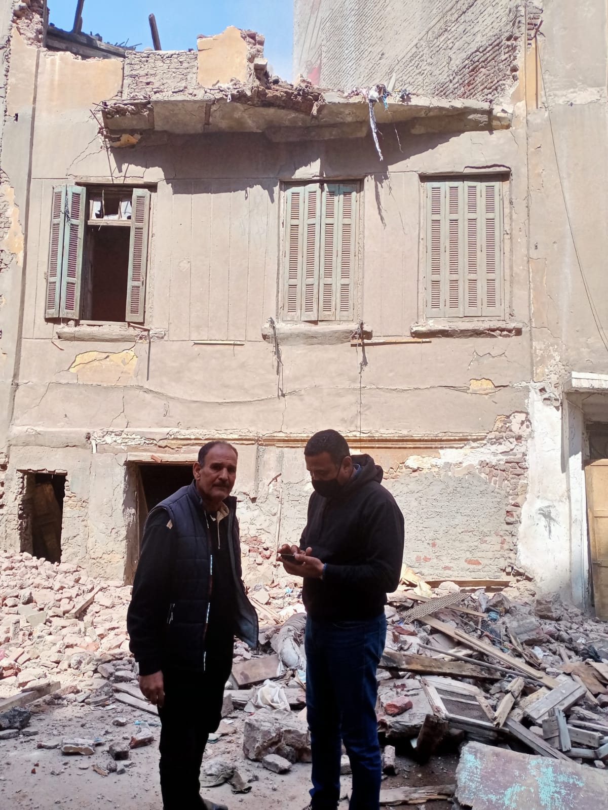 إزالة عقار قديم خلف ساحة النصر بدمنهور لخطورتة على المارة..صور