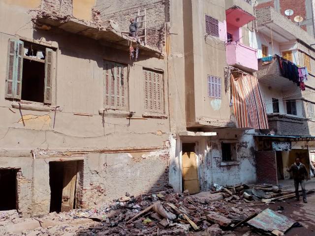 إزالة عقار قديم خلف ساحة النصر بدمنهور لخطورتة على المارة..صور