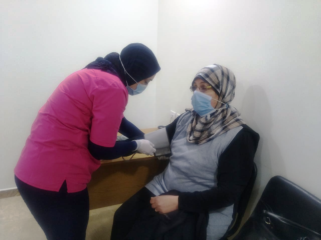 طبيبة المستشفى تباشر علاج أحدى عضوات النقابة