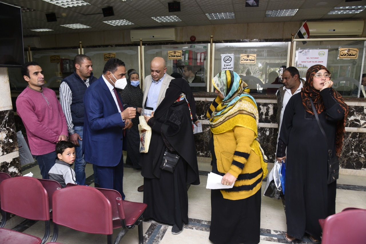 جولة مفاجئة لمحافظ مطروح لمراكز خدمة المواطنين