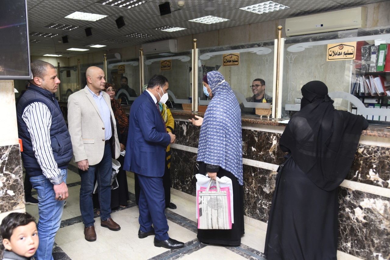 جولة مفاجئة لمحافظ مطروح لمراكز خدمة المواطنين
