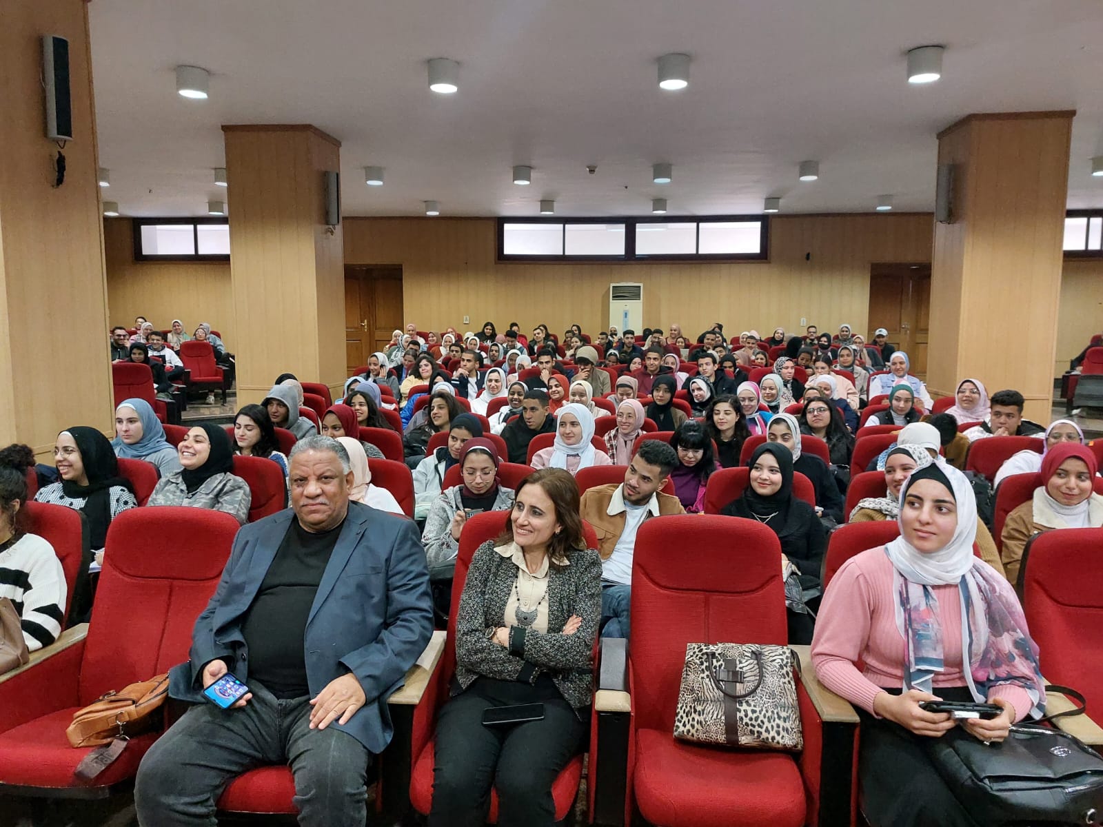 ألسن عين شمس تستضيف خبراء تكنولوجيا المعلومات والسياحة في إسبانيا