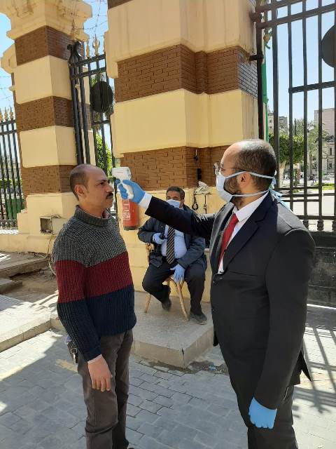 توزيع كمامات وقفازات طبية على العاملين بمحافظة القاهرة وخفض قوة العمل