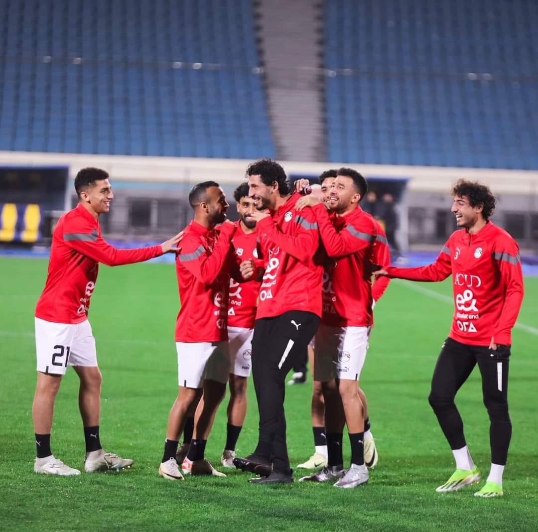 صور .. روح رائعة بين لاعبى المنتخب قبل لقاء نيوزيلندا اليوم