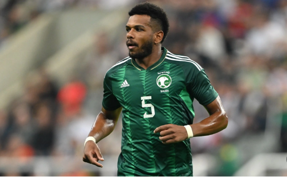 علي البليهي مدافع المنتخب السعودي