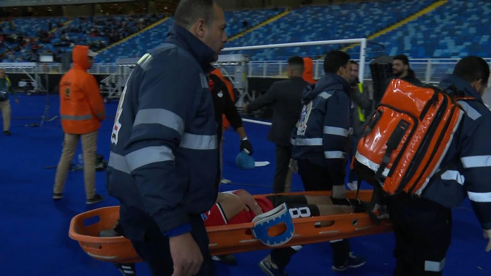 نقل عاشور للمستشفى عقب إصابته فى مباراة المنتخب أمام نيوزلندا-صور