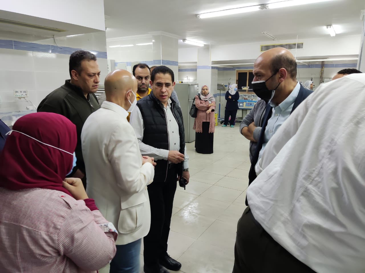 مدير صحة الشرقية يتفقد إخماد حريق قسم الحضانات بمستشفي ديرب نجم..صور