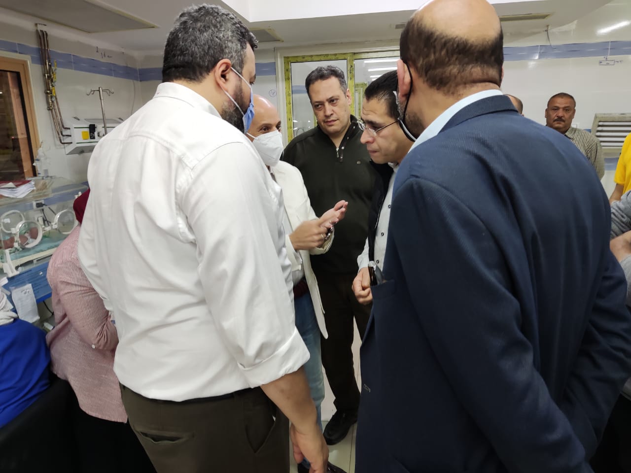 مدير صحة الشرقية يتفقد إخماد حريق قسم الحضانات بمستشفي ديرب نجم..صور