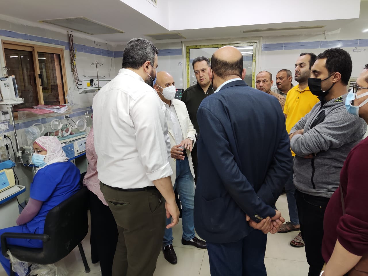 مدير صحة الشرقية يتفقد إخماد حريق قسم الحضانات بمستشفي ديرب نجم..صور