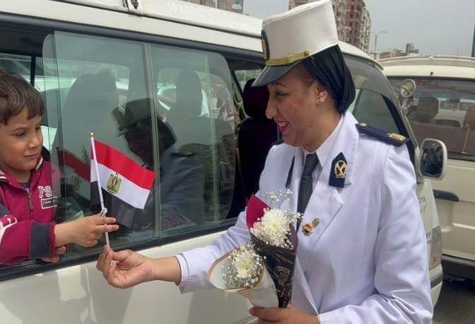 الشرطة توزع هدايا العيد على المواطنين 