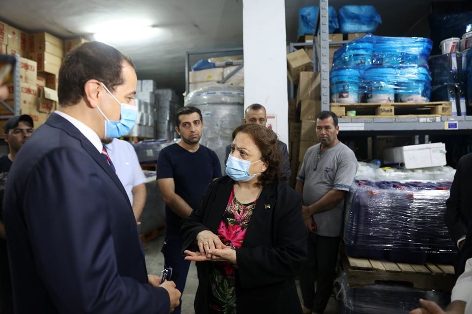 بالصور.. وزارة الصحة الفلسطينية برام الله تستلم شحنة مستلزمات طبية مصرية 