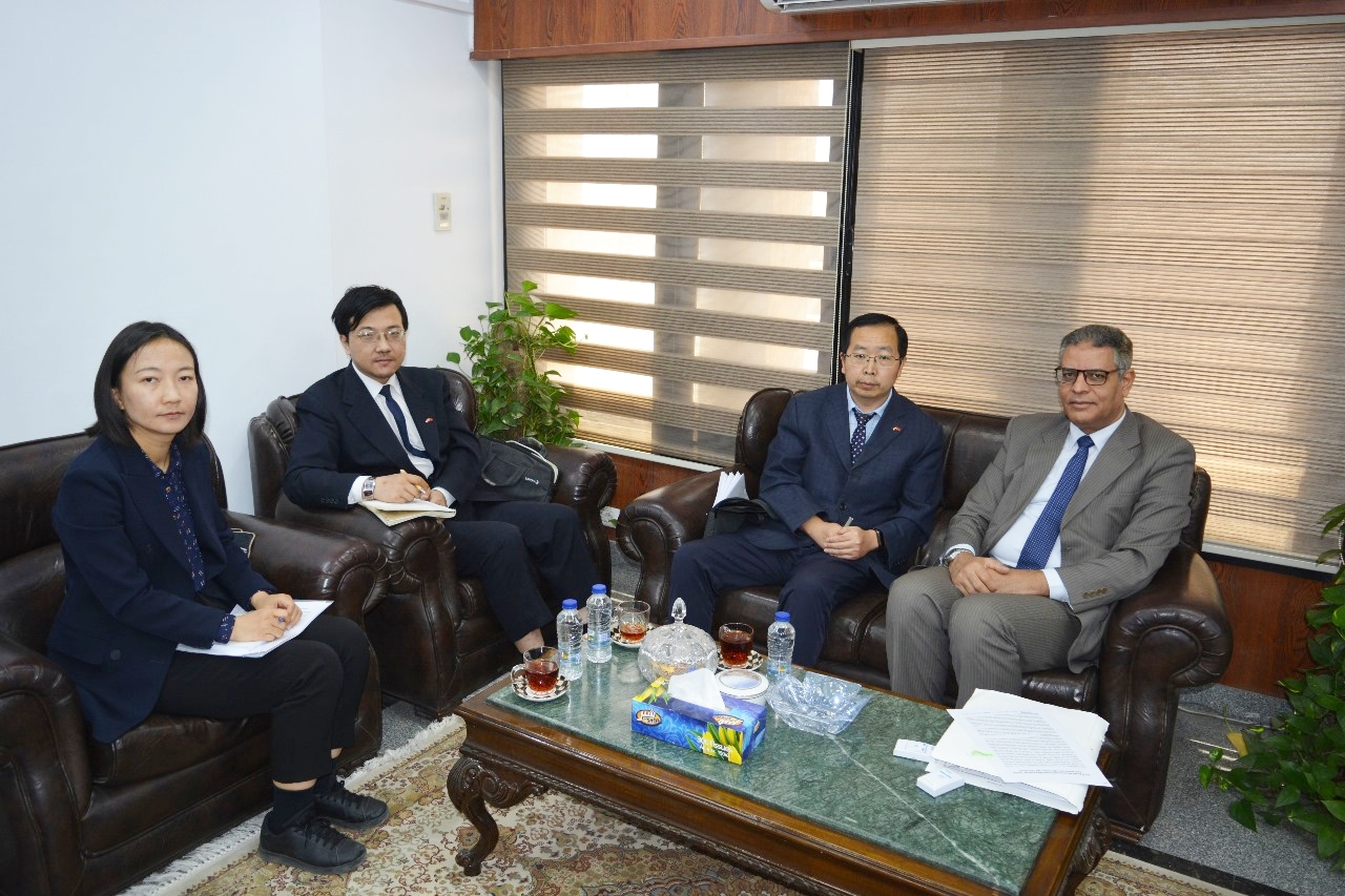 جانب من اللقاء بين وزير التعليم العالي ووفد السفارة الصينية بالقاهرة