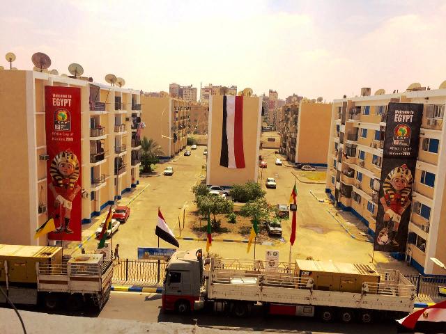 مباني الاسماعيلية تكتسى بالاعلام ومميش يقدم تذاكرالبطولة للعاملين.. بالصور