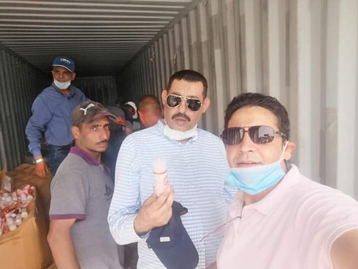 رجال الجمارك والمباحث أثناء تفتيش الحاوية
