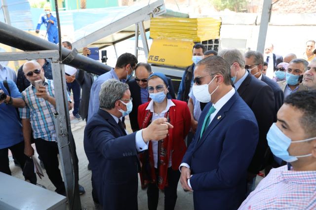 وزيرة البيئة ومحافظ الفيوم يتفقدان مشروع التغويز اللاهوائى.. بالصور