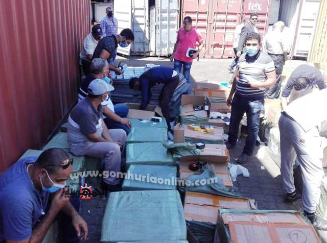 لجنة الجمارك والمباحث أثناء فحص المهربات بميناء الدخيله