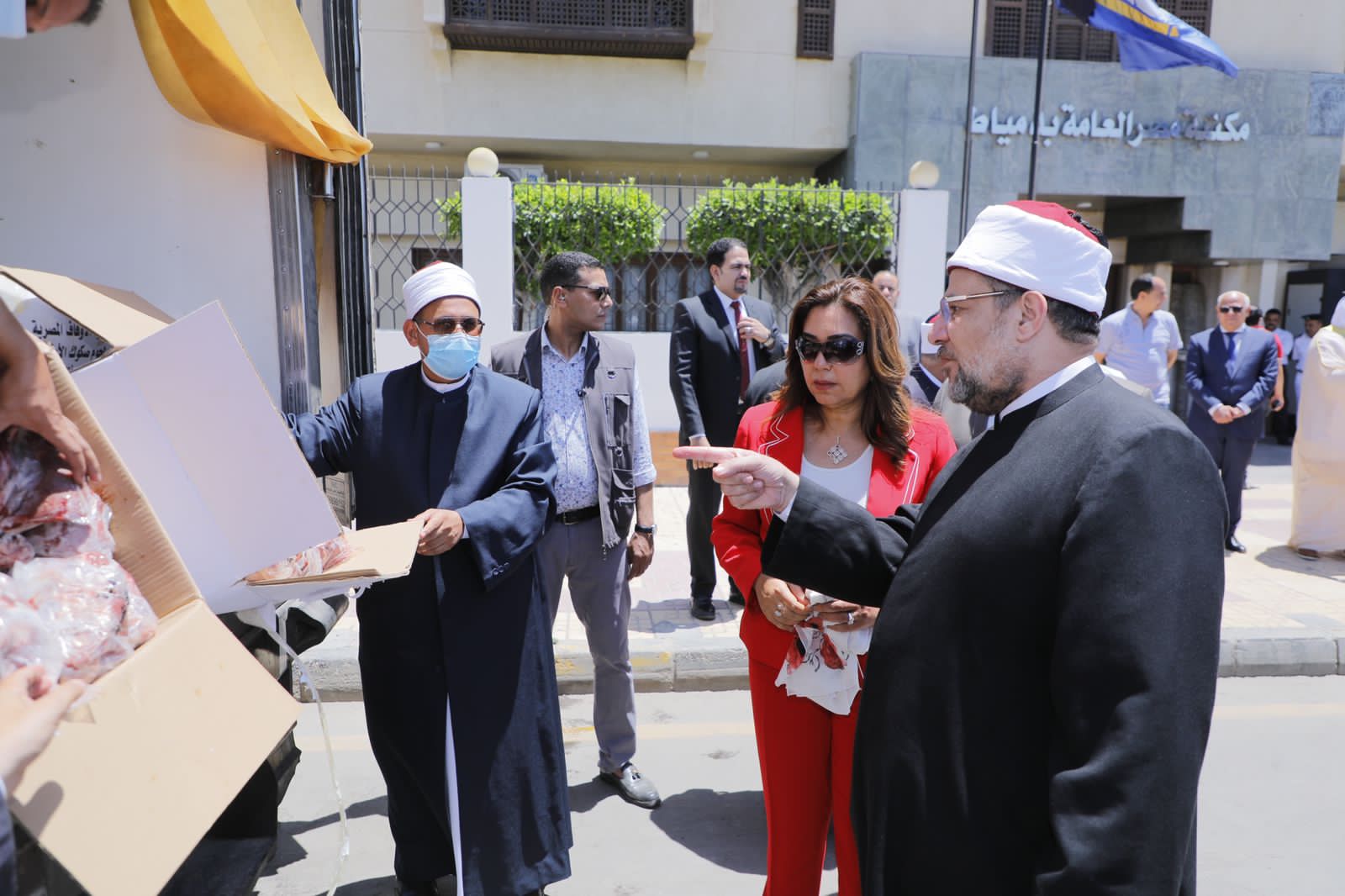 محافظ دمياط تتسلم من وزير الأوقاف الدفعة الثانية من لحوم صكوك الأضاحي..صور