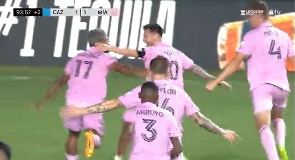 ميسى يحتفل بهدفه