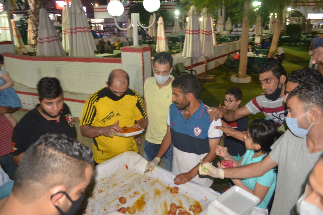 فى أول يوم عمل لبائع التين بعد تعيينه بنادى الزمالك.. فضل من الله أننى هنا فأنا من عشاق ومحبى القلعة البيضاء .. صور