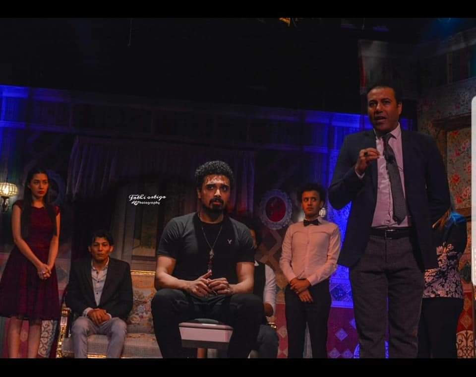 القاتل مجهول لاخر لحظه فى مسرح الجريمه بالنهار مع لافتة كامل العدد