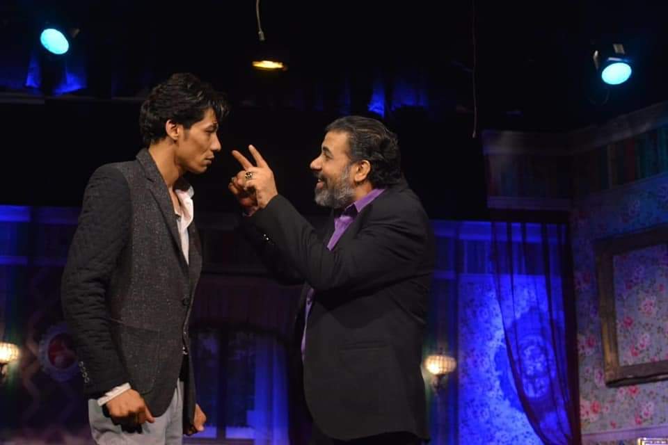 القاتل مجهول لاخر لحظه فى مسرح الجريمه بالنهار مع لافتة كامل العدد