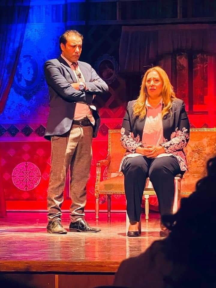 القاتل مجهول لاخر لحظه فى مسرح الجريمه بالنهار مع لافتة كامل العدد