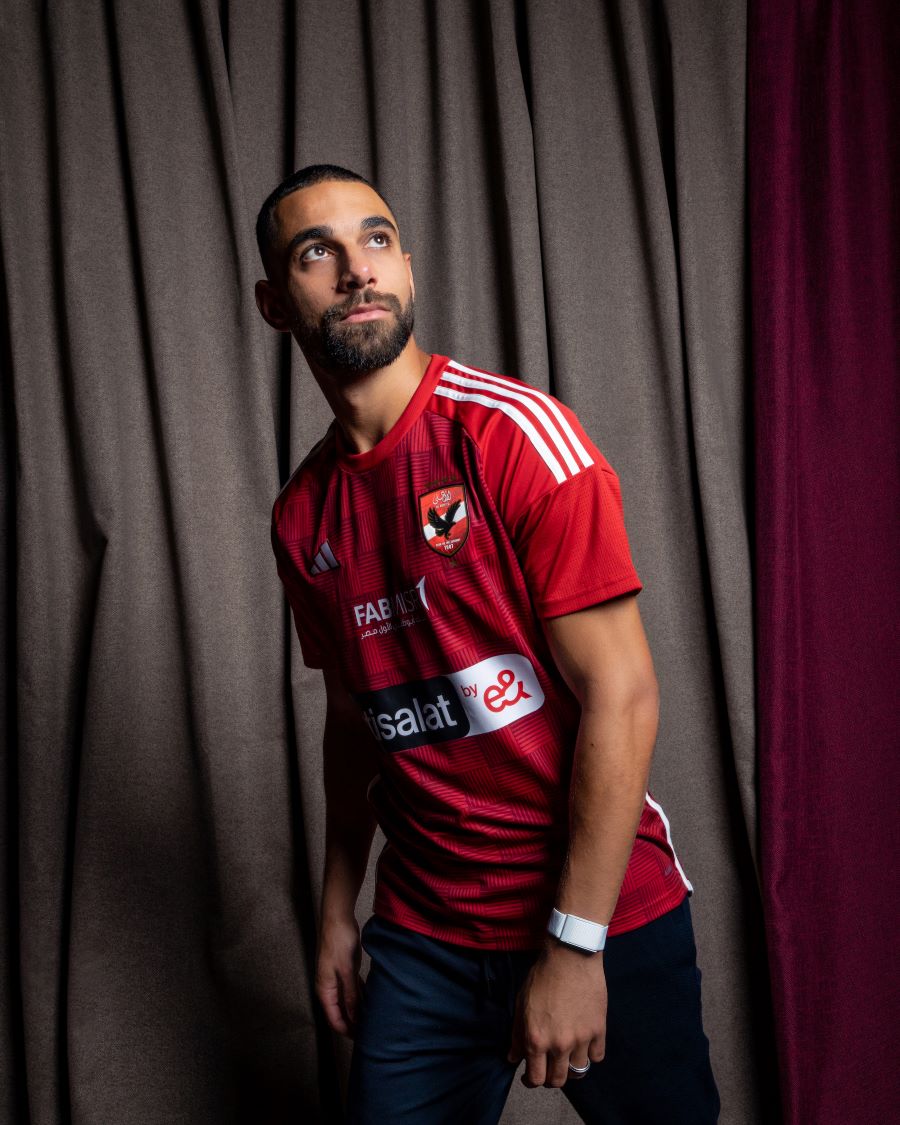 الأهلي يكشف عن قميصه الجديد